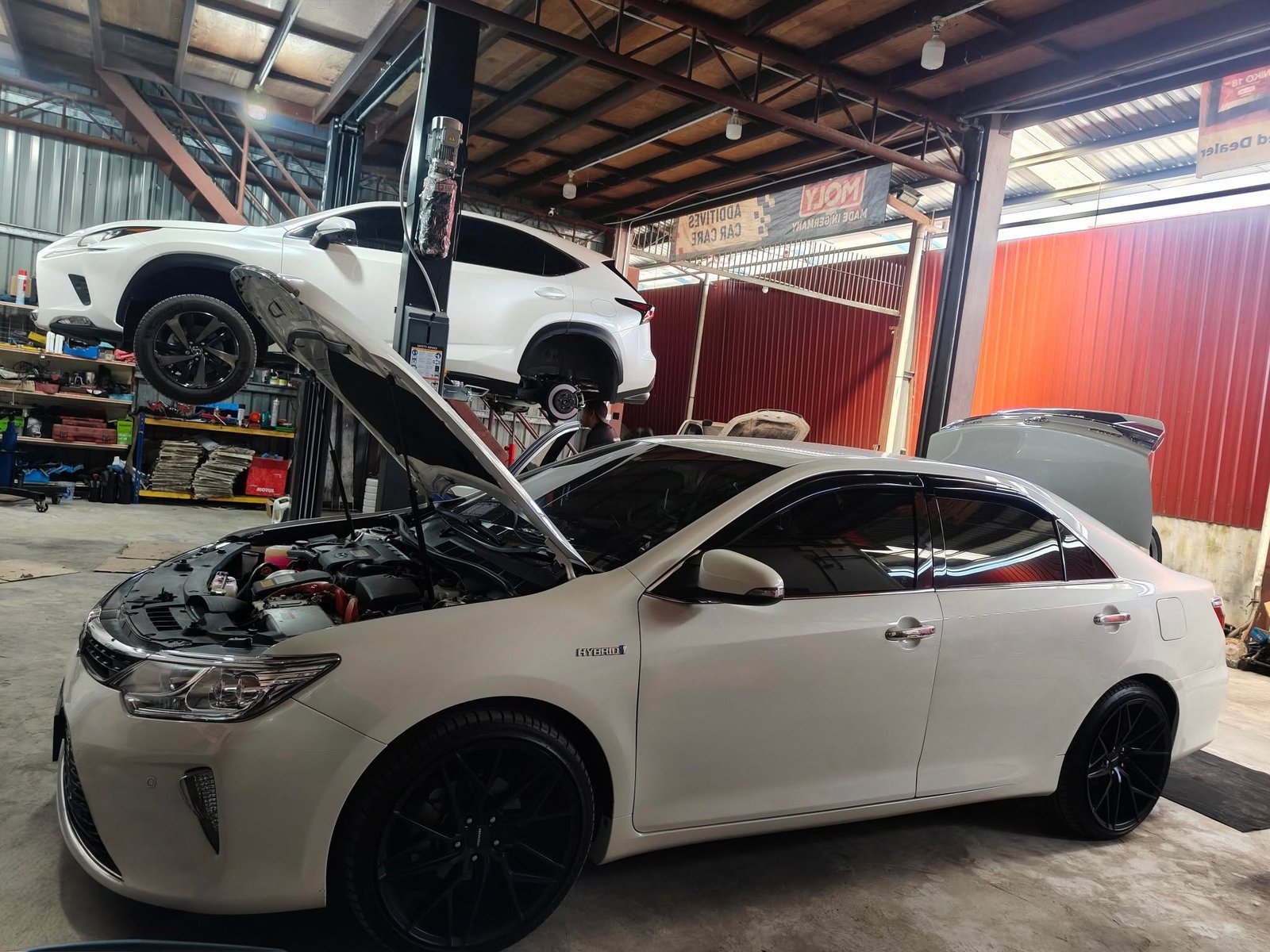 Hybrid vehicle battery electronic scan in progress