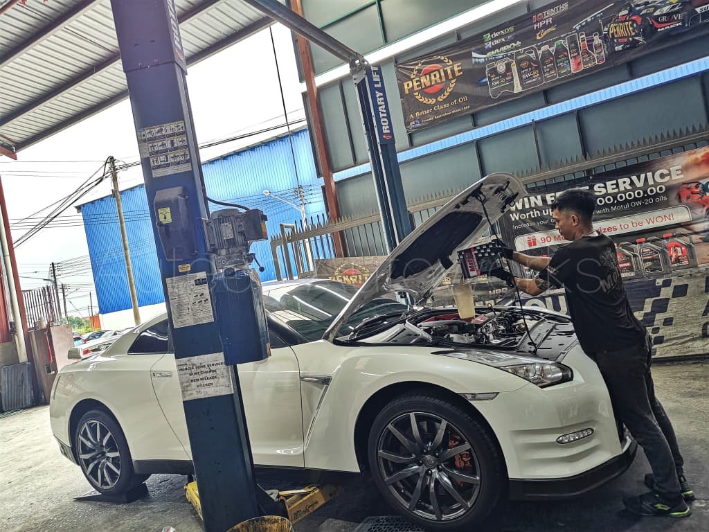 Spark plug inspection and cleaning service
