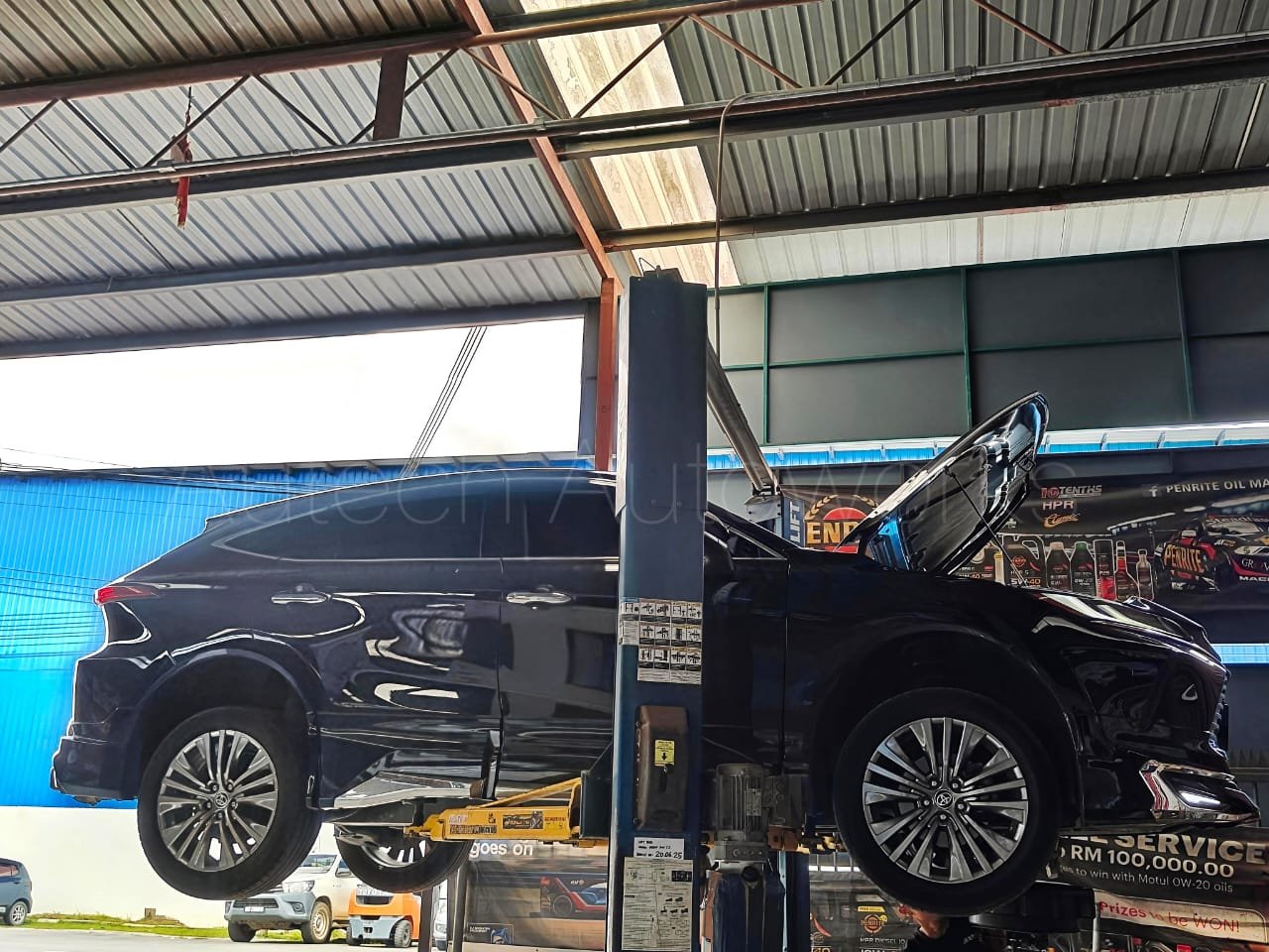 Car motor oil replacement and engine servicing Miri