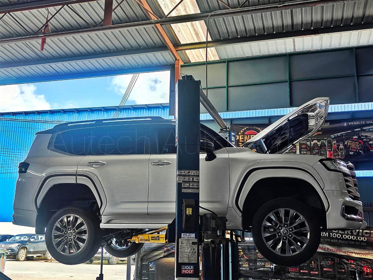 Hybrid electric vehicle battery maintenance room